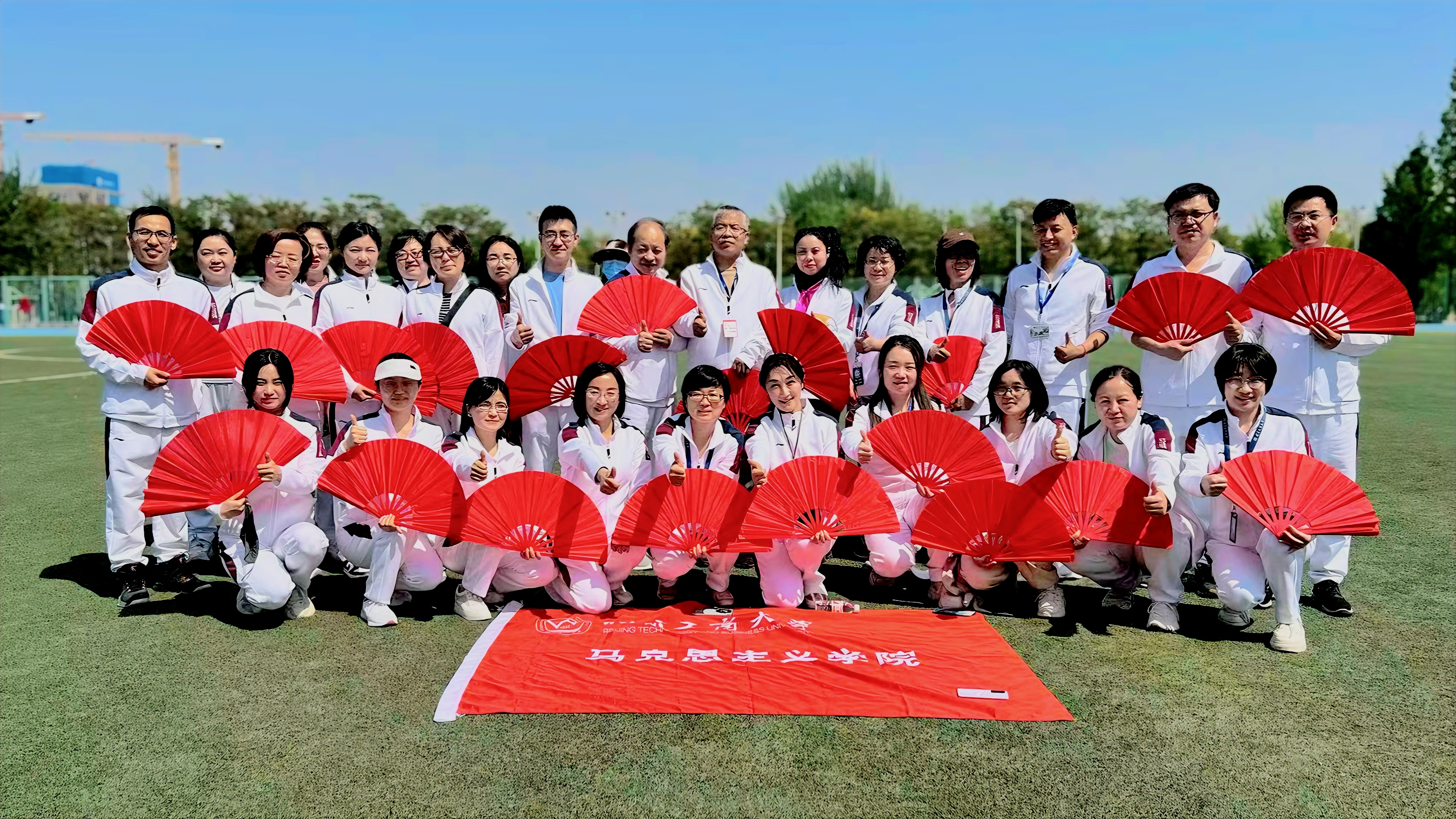 4马克思主义学院研究生积极参加春季运动会24.jpg